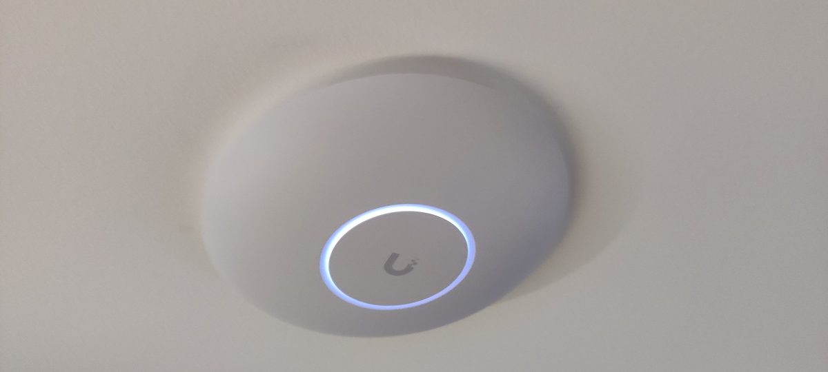 Montaż access point WiFi Ubiquiti sufit — Electra-Instal Białystok